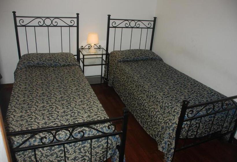 اتاق استاندارد با سرویس بهداشتی مشترک, Funny Palace Hostel