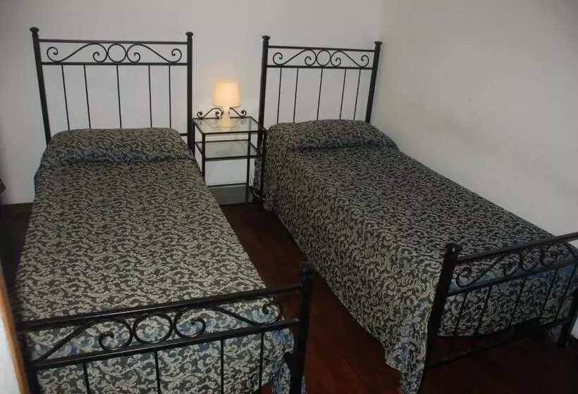 اتاق استاندارد با سرویس بهداشتی مشترک, Funny Palace Hostel