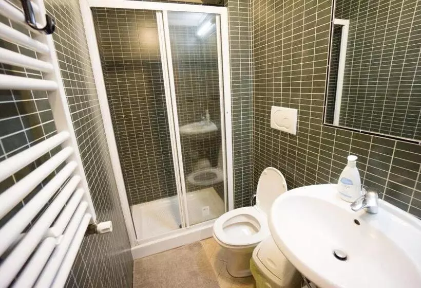 اتاق استاندارد سه نفره, Funny Palace Hostel