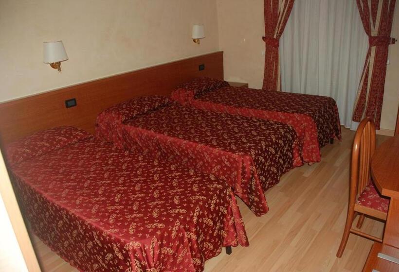 اتاق استاندارد سه نفره, Funny Palace Hostel