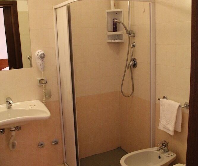 标准三人间, Alessander