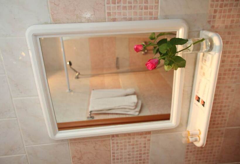 غرفة قياسية ثلاثية, Emporikon