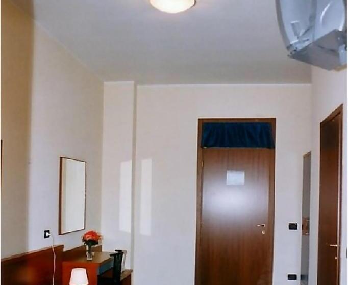 标准三人间共用浴室, Greco