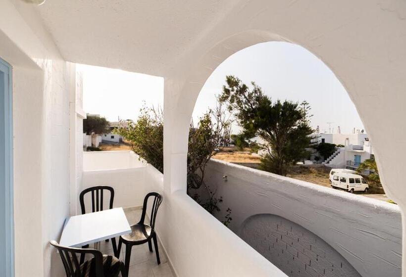 标准工作室, Stratos Apartments & Studios