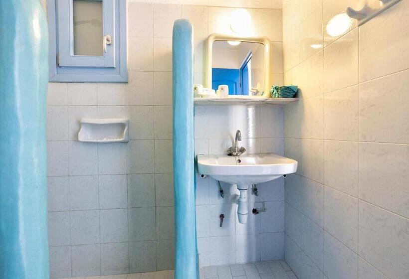 标准工作室, Stratos Apartments & Studios