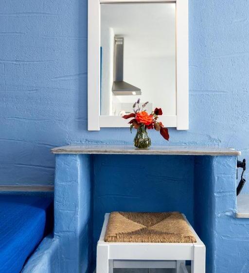 标准工作室, Stratos Apartments & Studios