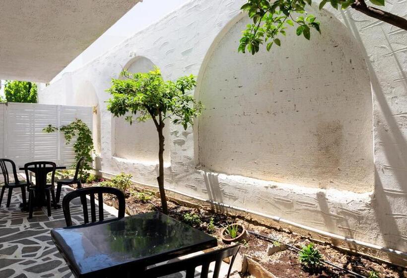 经济房, Stratos Apartments & Studios