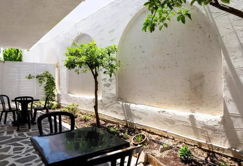 اتاق اکونومی, Stratos Apartments & Studios