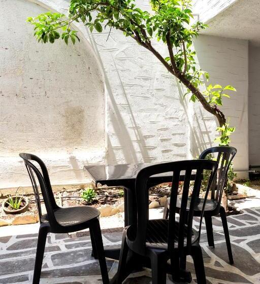 经济房, Stratos Apartments & Studios