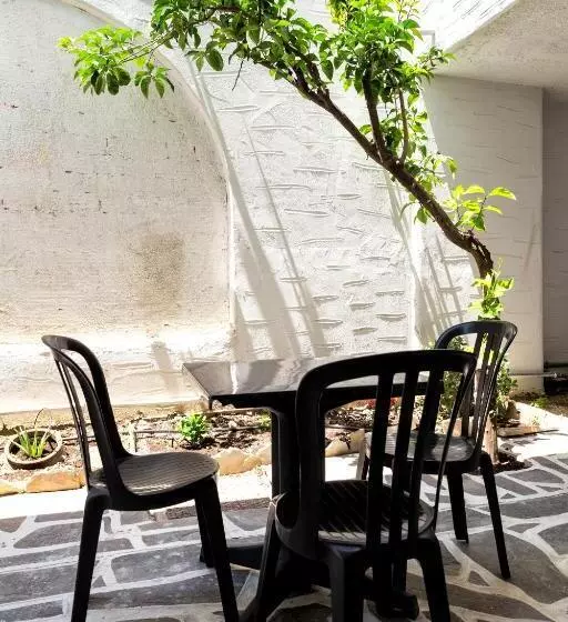 اتاق اکونومی, Stratos Apartments & Studios