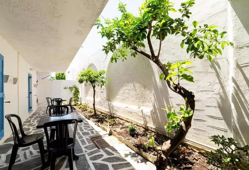 اتاق اکونومی, Stratos Apartments & Studios