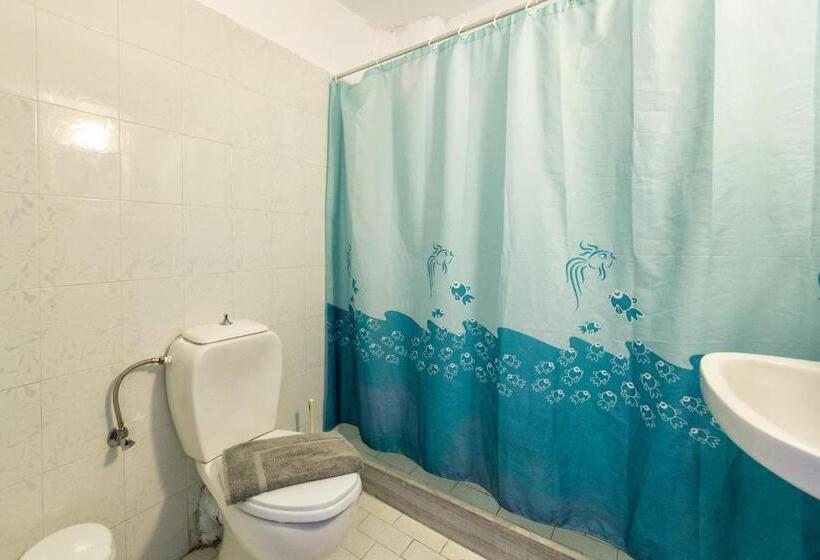 经济房, Stratos Apartments & Studios