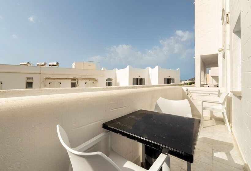 标准工作室, Stratos Apartments & Studios