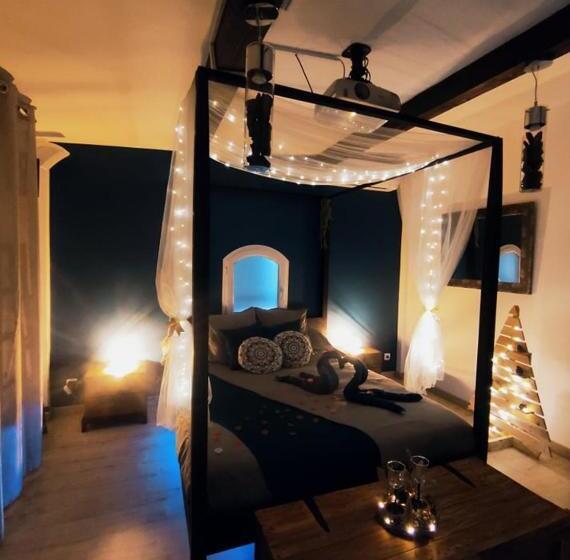 バスタブ付きスタンダードルーム, A L Orée Des Pins   Gite Et Spa De 30 M2  Home Cinéma Et Massage En Sup