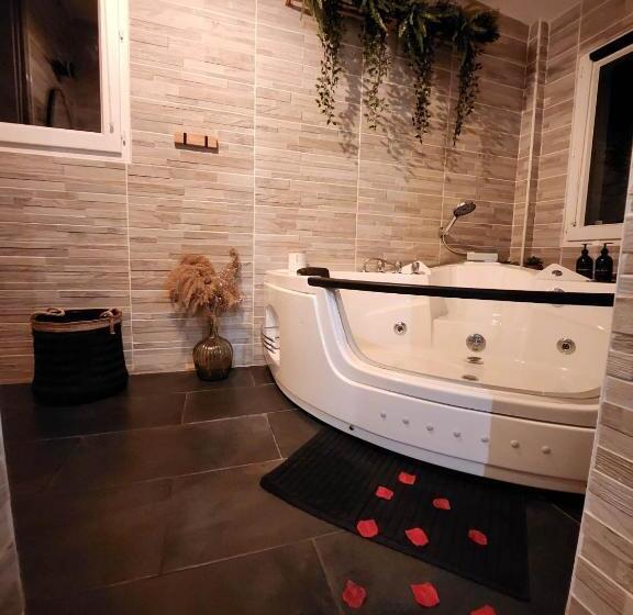 Номер Стандарт с Гидромассажем, A L Orée Des Pins   Gite Et Spa De 30 M2  Home Cinéma Et Massage En Sup