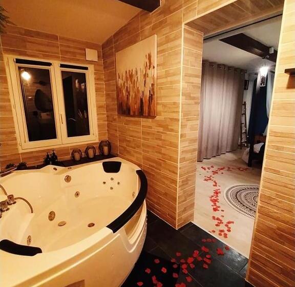 Номер Стандарт с Гидромассажем, A L Orée Des Pins   Gite Et Spa De 30 M2  Home Cinéma Et Massage En Sup