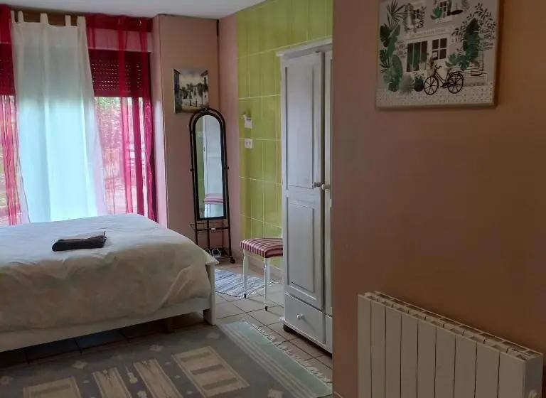 スタンダードルーム, Chambre Spatieuse Avec Grand Lit