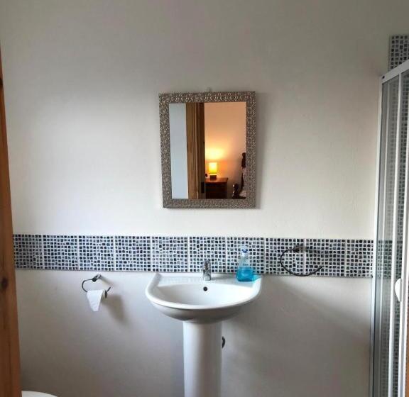 标准间, Four Seasons House