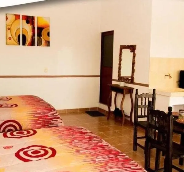 Habitación Triple Estándar, Posada Acaxiloco