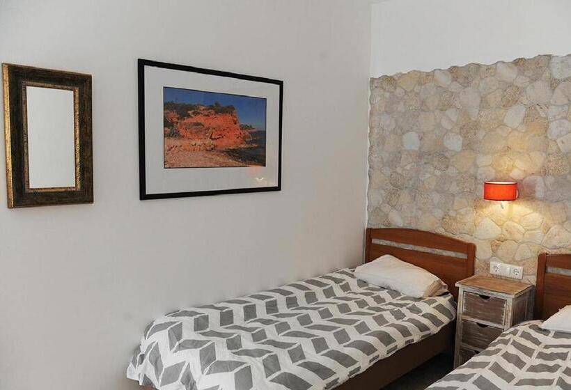 Номер Стандарт, Pension Subirats Perello