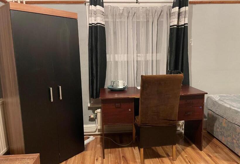 バス共有のスタンダードルーム, Bright Apartments