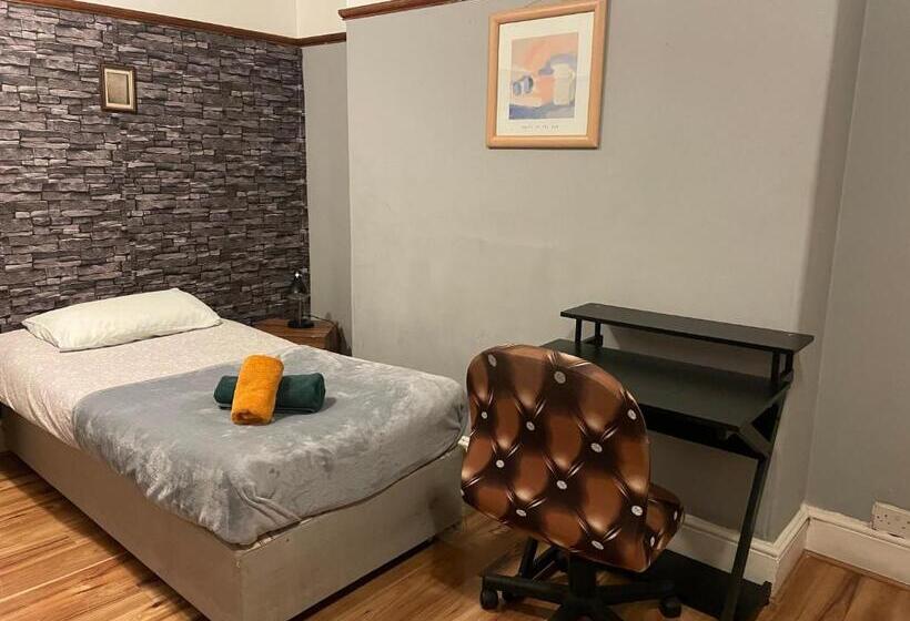 غرفة قياسية حمام مشترك, Bright Apartments