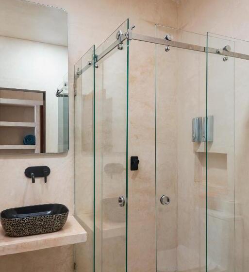 استودیوی استاندارد, Ujo Condo Boutique