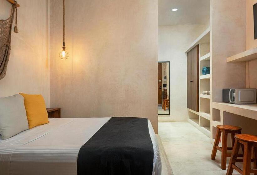 استودیوی استاندارد, Ujo Condo Boutique