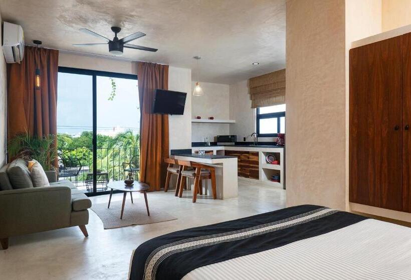 استودیو استاندارد با بالکن, Ujo Condo Boutique