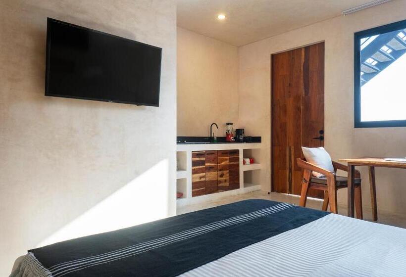 استودیوی سوپریور, Ujo Condo Boutique