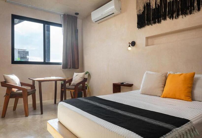 استودیوی لوکس, Ujo Condo Boutique