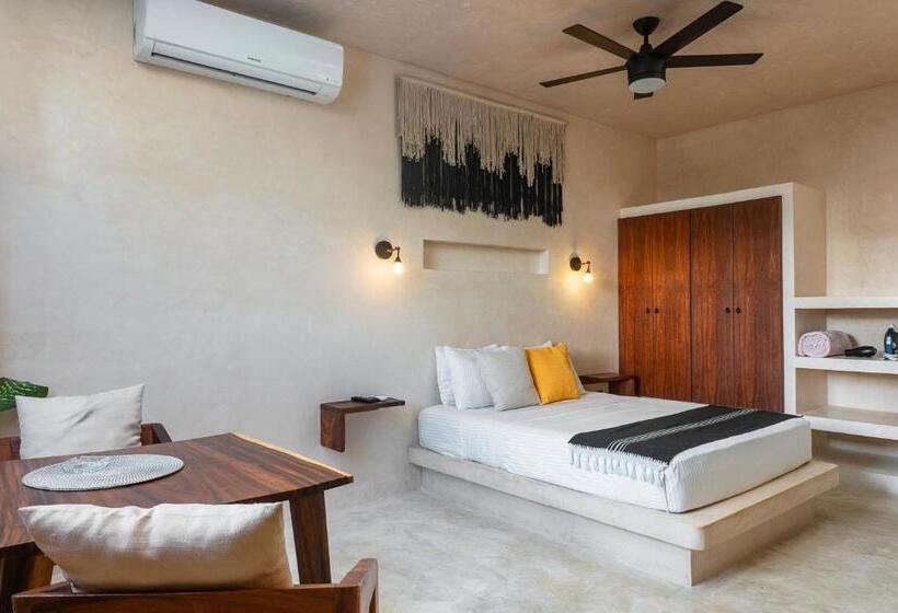 استودیوی لوکس, Ujo Condo Boutique