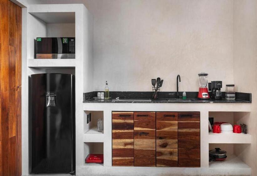 استودیوی لوکس, Ujo Condo Boutique