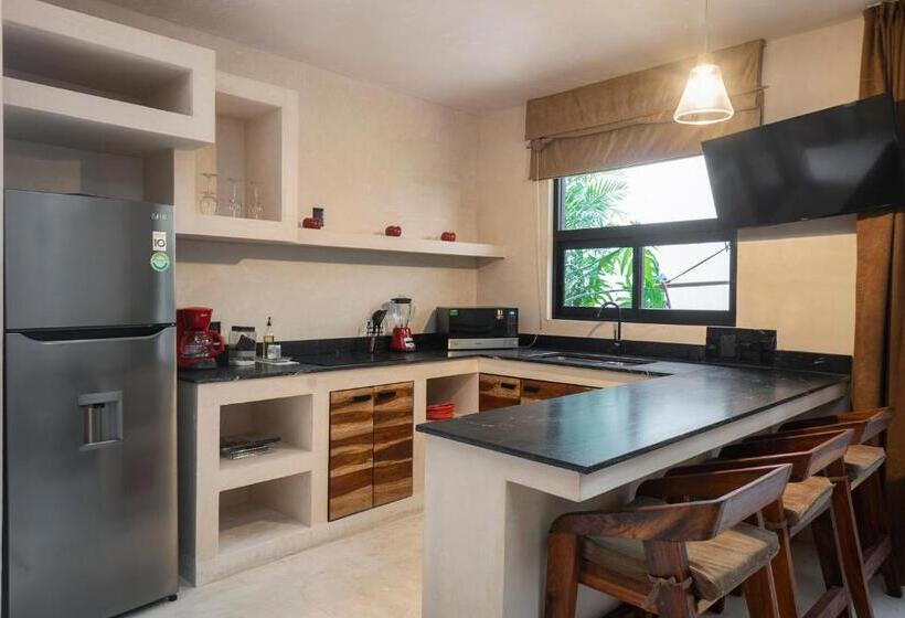 استودیوی استاندارد, Ujo Condo Boutique