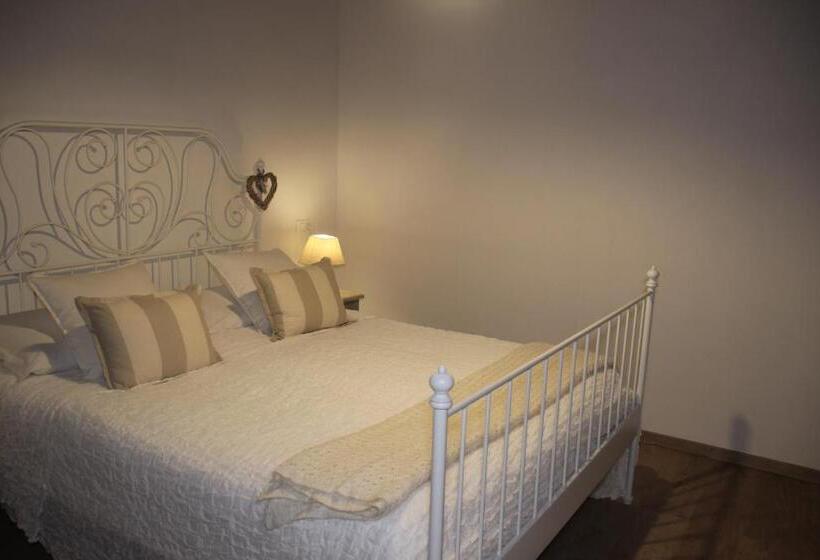 جناح جونيور, La Maison Del Borgo