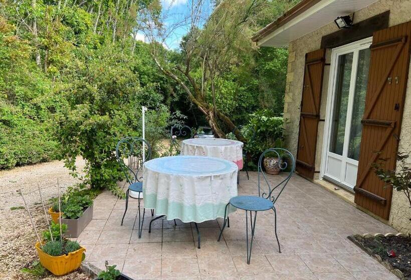 اتاق استاندارد با چشمانداز باغ, Come Chez Nous