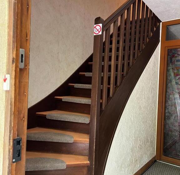 اتاق استاندارد, Come Chez Nous