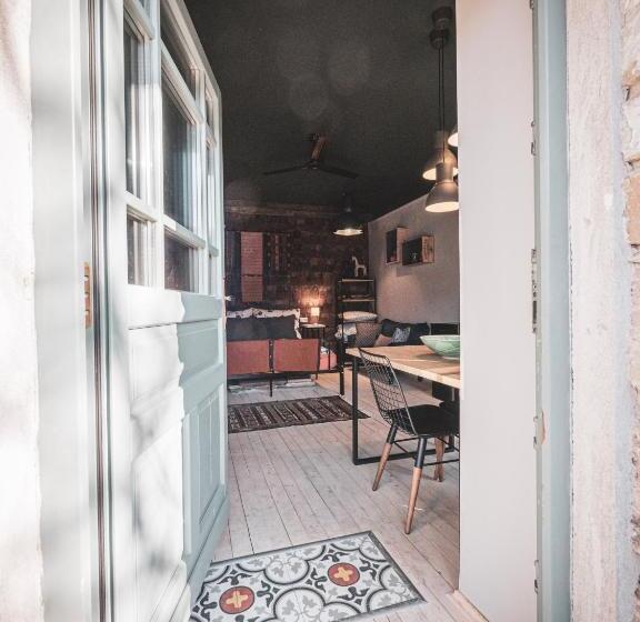 豪华工作室, Hungry Grape Guests