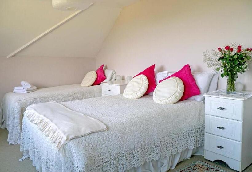 חדר סטנדרט לשלושה עם חדר אמבטיה משוף, Healing Waters Sanctuary For Exclusive Private Hire And Self Catering Board, Vegetarian, Alcohol & W