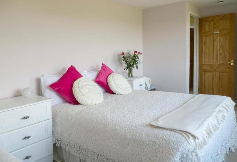 חדר סטנדרט לשלושה עם חדר אמבטיה משוף, Healing Waters Sanctuary For Exclusive Private Hire And Self Catering Board, Vegetarian, Alcohol & W