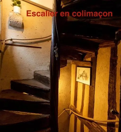 اتاق راحتی سه تخته, La Tour Aux Grains Chambres Autonomes