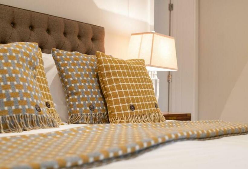 Номер Deluxe, The Three Horseshoes