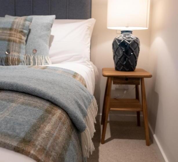 Номер Стандарт, The Three Horseshoes