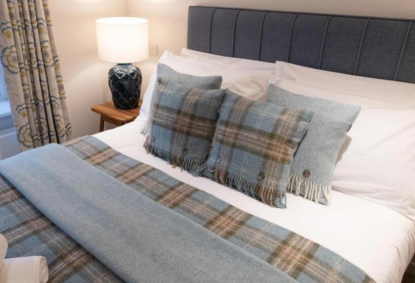 Номер Стандарт, The Three Horseshoes