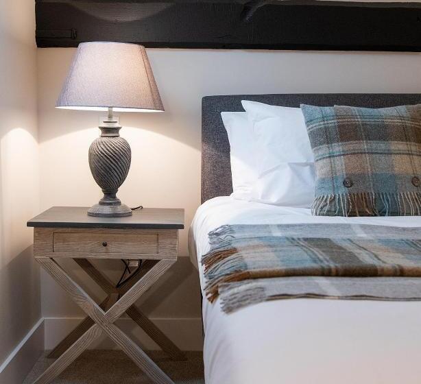 Номер Superior, The Three Horseshoes