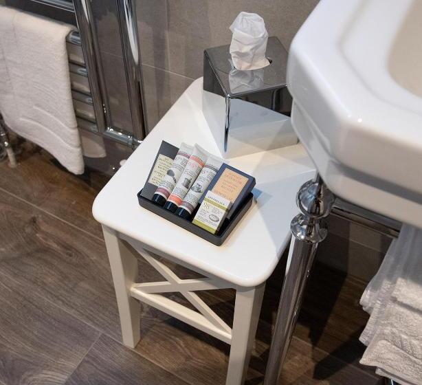 Номер Superior, The Three Horseshoes