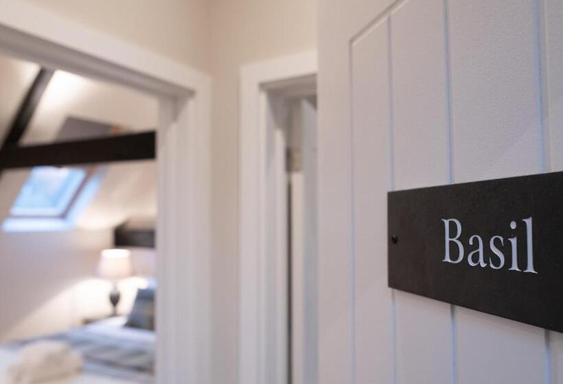 Номер Superior, The Three Horseshoes