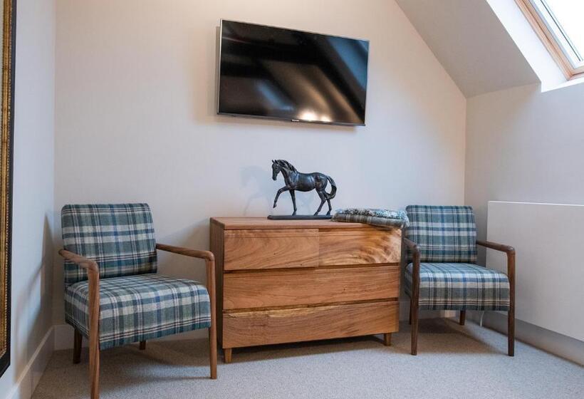 Номер Superior, The Three Horseshoes