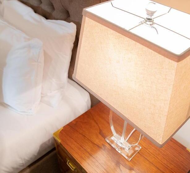 Номер Deluxe, The Three Horseshoes