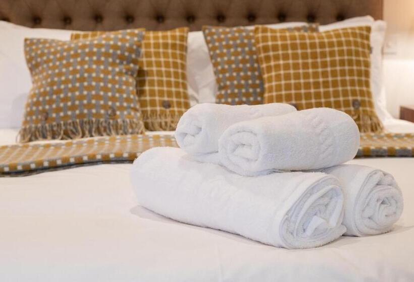 Номер Deluxe, The Three Horseshoes